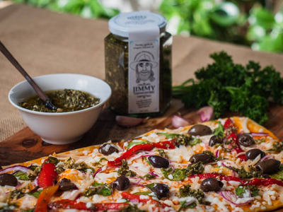 Chimichurri casero: llevá a otro nivel tus pizzas con esta receta que dura hasta 3 semanas en la heladera