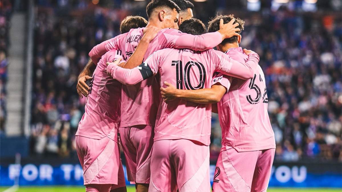 Todos los abrazos son para Messi que anotó de cabeza