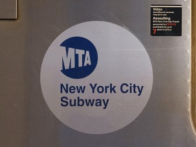 Hombre arroja líquido en llamas a un pasajero en el metro de Nueva York