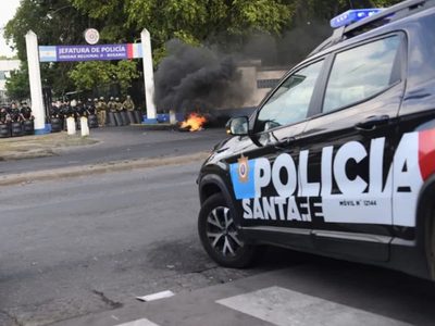 La policía de Rosario mantiene su protesta y agredió a uno de los jefes locales