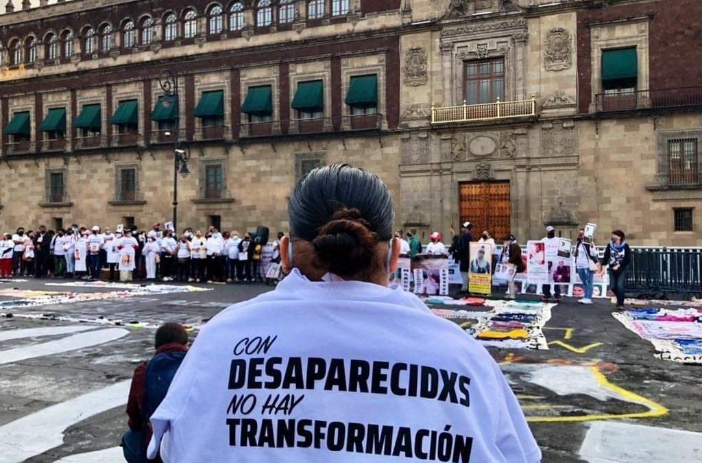 Familiares de desaparecidos protestaron este lunes frente a Palacio Nacional para exigir la búsqueda de 90 mil pesonas