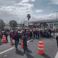 Pobladores de Coyomeapan toman caseta de acceso a Tehuacán, Puebla