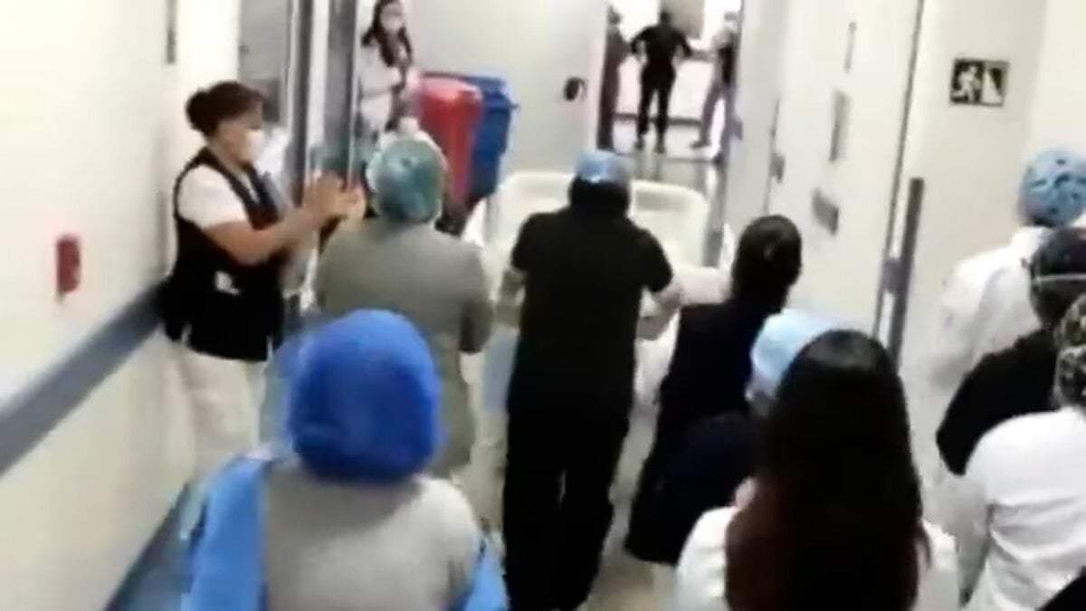 Así despedían los familiares el cuerpo de Benjamín. Fuente: (Familia Gamond)