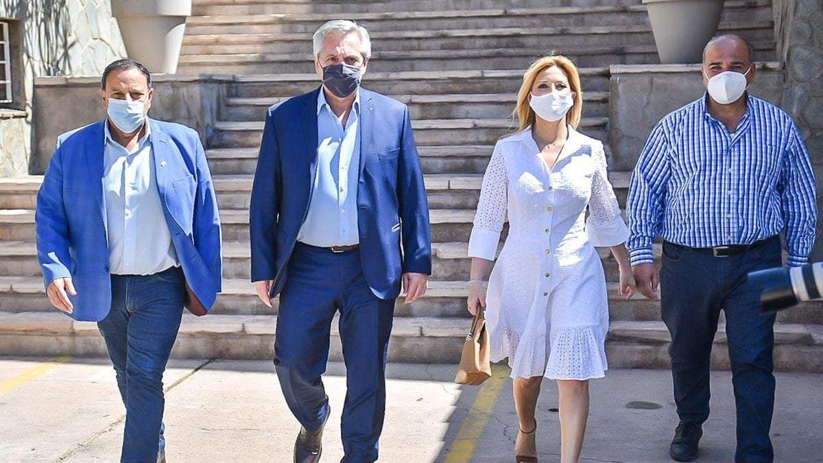 Alberto Fernández acompañado en su llegada a La Rioja. Fuente: (Twitter)