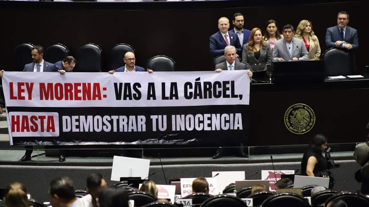 Panistas subieron una manta en la que mostraron su rechazo a la reforma en materia de prisión preventiva oficiosa