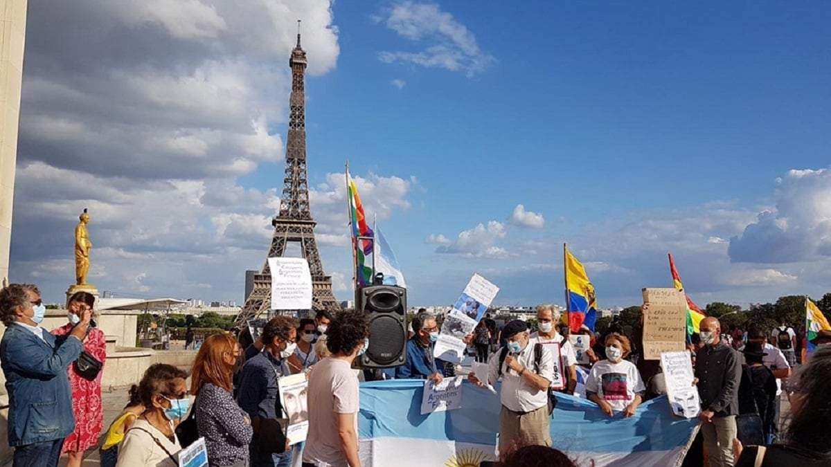Argentinos reclamaron por el viaje de Macri a Francia. Fuente: (Twitter)