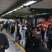 Caos en el Metro durante regreso a clases: Largas filas, retrasos, desalojos… (Videos)
