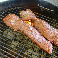 Papa, queso y carne son todo lo que necesitás para hacer esta increíble receta parrillera para quedar como un chef el Día del Amigo