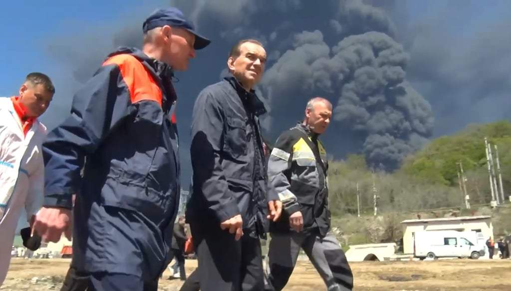 Foto tomada de video del canal de Telegram del gobernador Veniamin Kondratyev, que muestra a Kondratyev, segundo desde la derecha, inspeccionando los daños a la refinería de Tuapse, Rusia, el 29 de abril del 2026