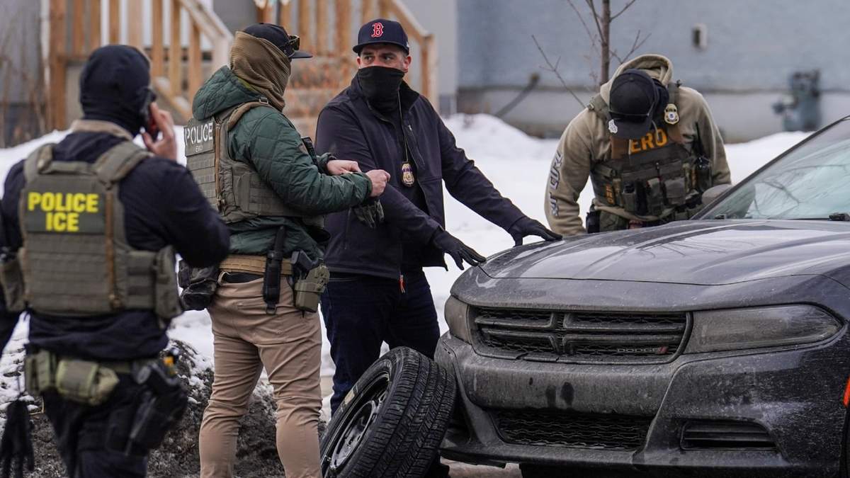 Agentes federales cambian el neumáticos de un vehículo durante una redada migratoria, el jueves 5 de febrero de 2026, en Minneapolis