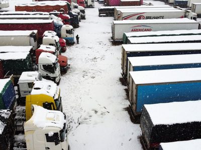 Fuertes nevadas: unos 2.800 camiones quedaron varados en los pasos a Chile