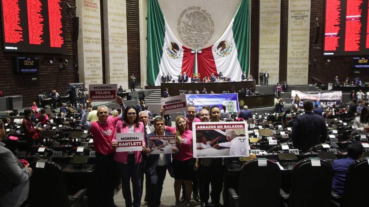 Duelo de pancartas en la sesión en San Lázaro