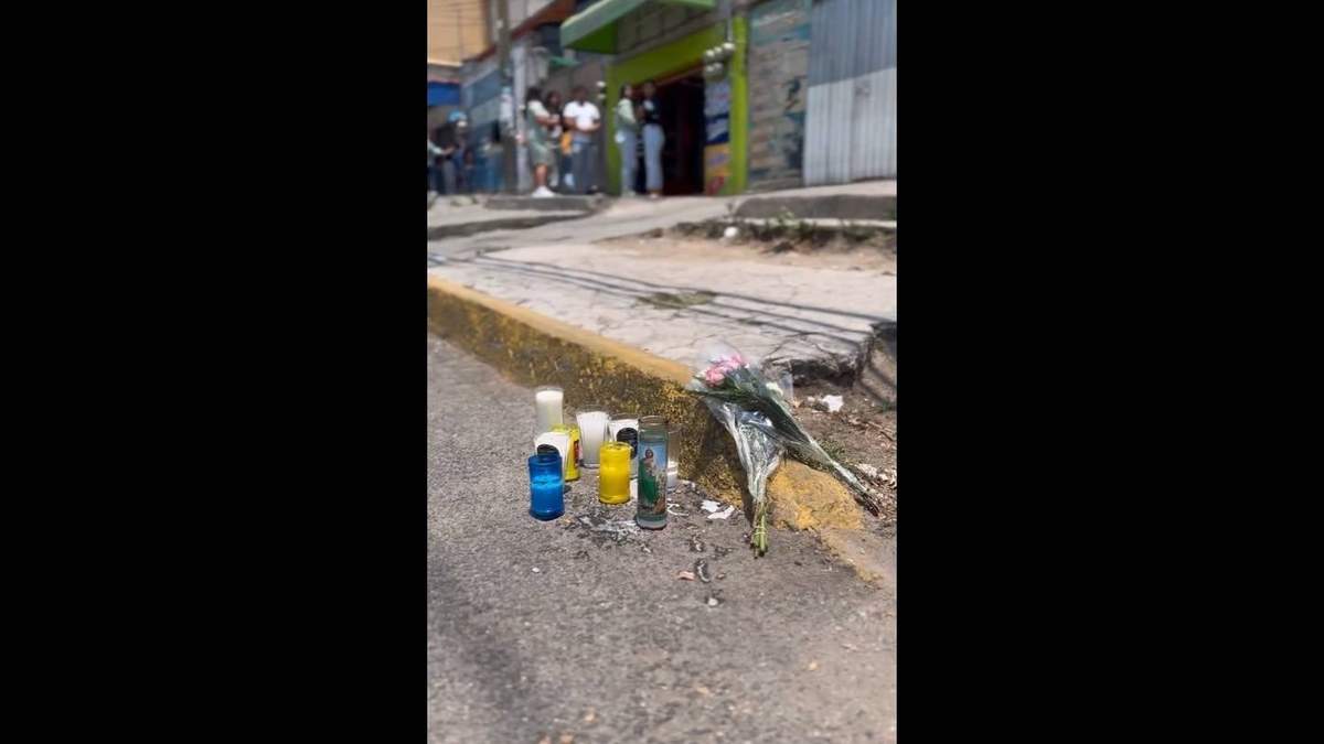 Ofrenda en el lugar donde ayer falleció un estidiante durante el efretaiento entre grupos frente a CCH Naucalpan
