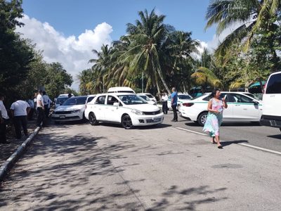 Quitarán 15 concesiones a taxistas que bloquearon Cancún en protesta por Uber