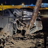Un auto se estrelló contra una columna en la ruta 7