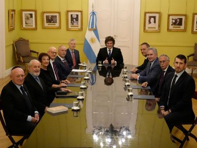 En medio del escándalo, Milei se volvió a mostrar con Adorni