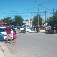 Impresionante vuelco de un auto en un barrio de Cutral Co