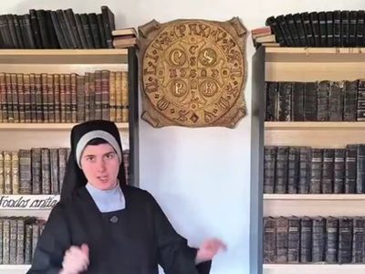 Una monja explica porqué los exorcistas usan medallas de San Benito