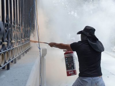 Encapuchados protestan con violencia en Gobernación; policía los repele y CNTE se deslinda (Video)