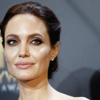 ¡Toda una sensación! Filtran unas postales desconocidas de Angelina Jolie... ¿Al natural?
