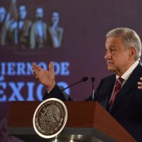 Pronto se tomará una decisión sobre autos chocolate, adelanta AMLO