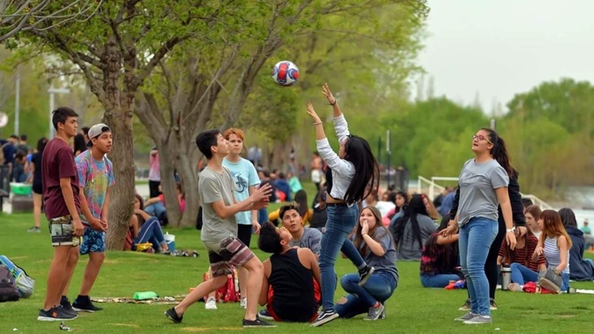 Jóvenes en el Paseo de la Costa en Neuquén Capital. Fuente: (Twitter)