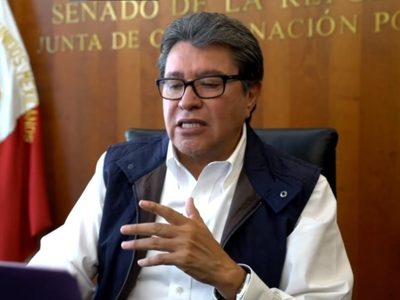 Monreal sugiere a diputados de Morena revertir el fuero vitalicio a García Cabeza de Vaca