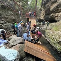 Colapsa puente colgante en Cuernavaca y caen alcalde, esposa y funcionarios (Video)