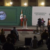 Conservadores están muy menguados de liderazgos, en la 4T hay hasta para tirar para arriba: AMLO