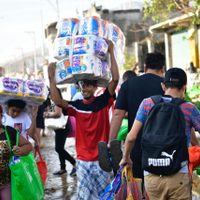 Desesperados habitantes bloquean vías en Acapulco para exigir ayuda (Fotogalería y Video)