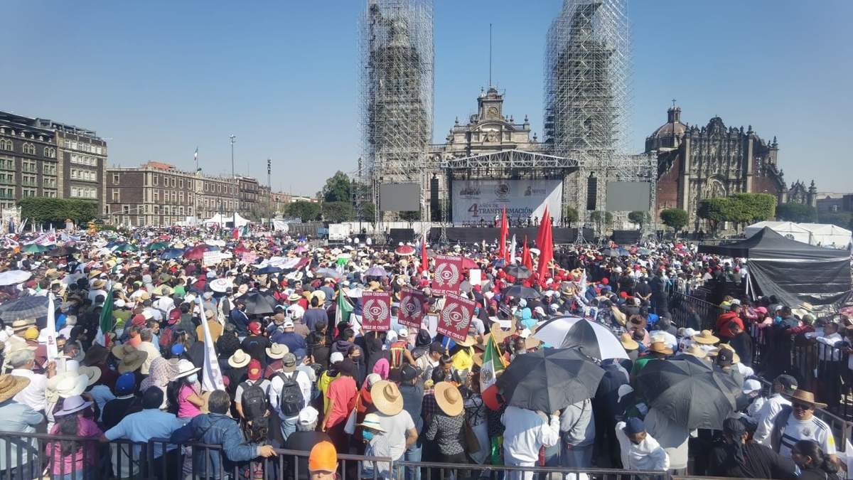 Zócalo casi lleno antes de la llegada de AMLO