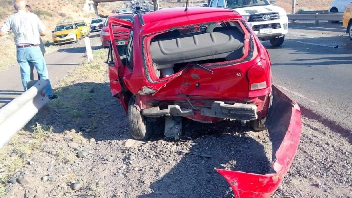 El VW Gol recibió un fuerte impacto de un taxi. Fuente (Centenario Digital)