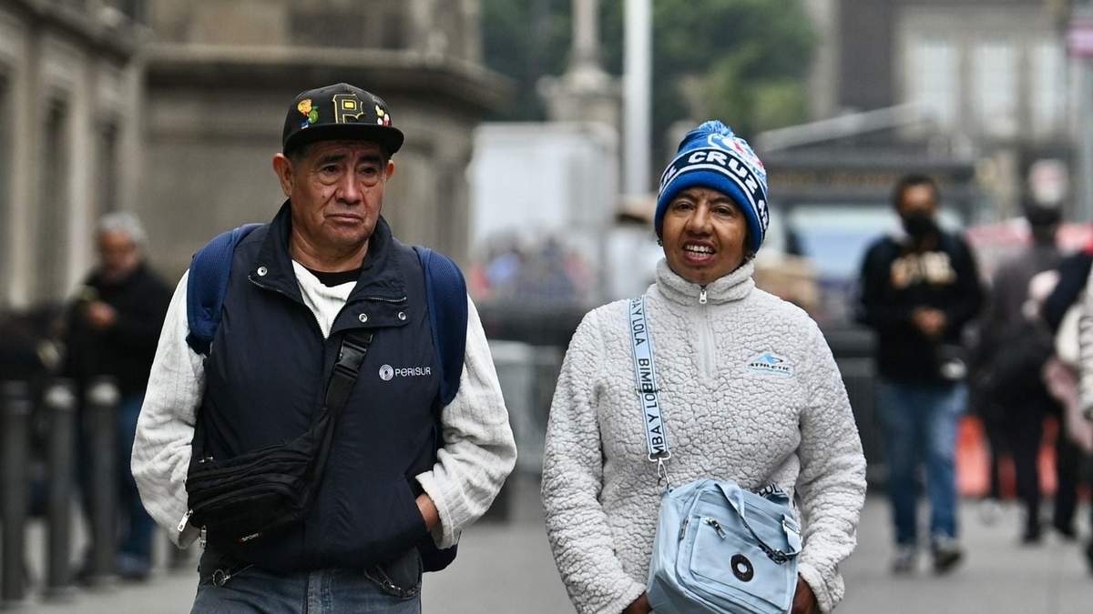 Autoridades recomiendan usar al menos tres capas de ropa,
