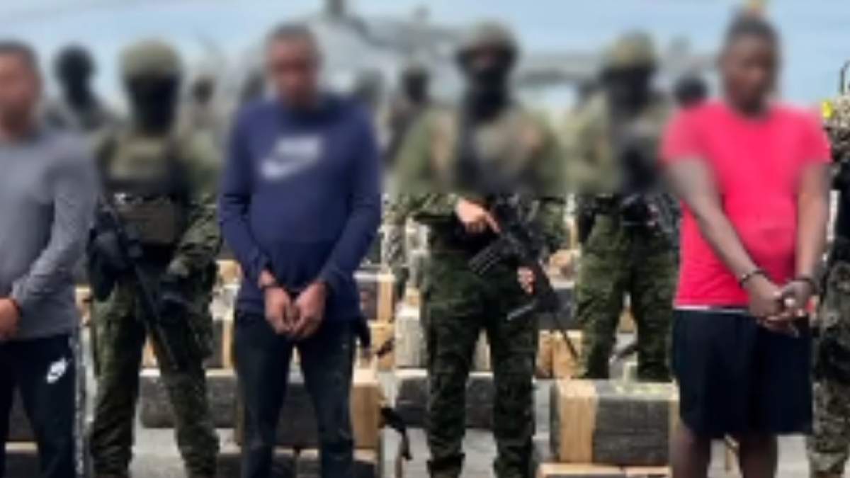 Incautan 3 toneladas de clorhidrato de cocaína y detienen a 3 extranjeros, quienes se transportaban en un sumergible a 32 millas náuticas de Esmeraldas