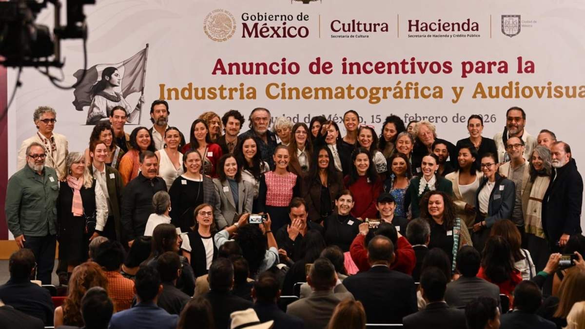 Sheinbaum con Salma Hayek, secretaria de cultura Claudia Curiel de Icaza, la jefa de gobierno Clara Brugada, la productora Ina Payán, la secretaria de turismo Josefina Rodríguez Zamora y la empresaria Altagracia Gómez