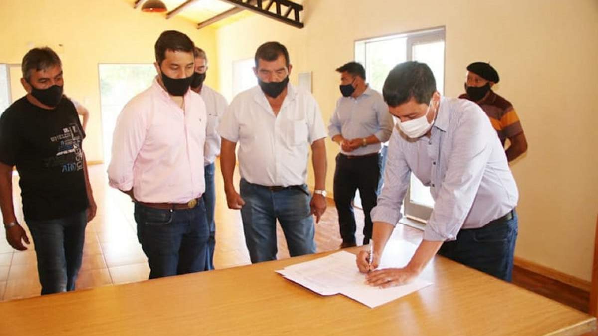 Momento de la firma del convenio entre Legislatura y Municipalidad. Fuente: (Twitter).