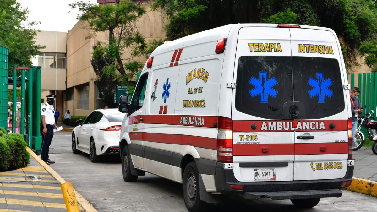 Llegada de una ambulancia al Centro Médico Siglo XXI