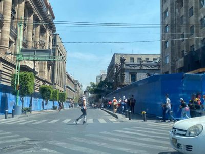 Cierran accesos al Zócalo previo a la marcha por el #8M2021