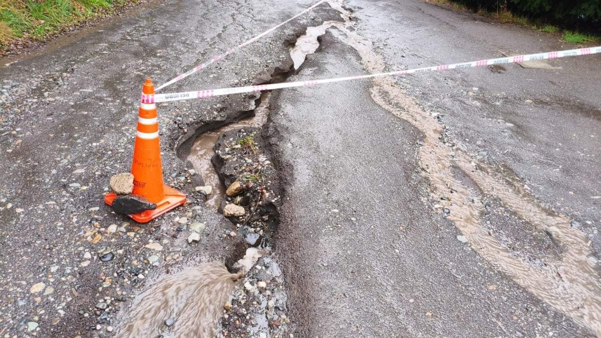 Socavones en calles de tierra en Villa La Angostura. Fuente: (La Angostura Digital)