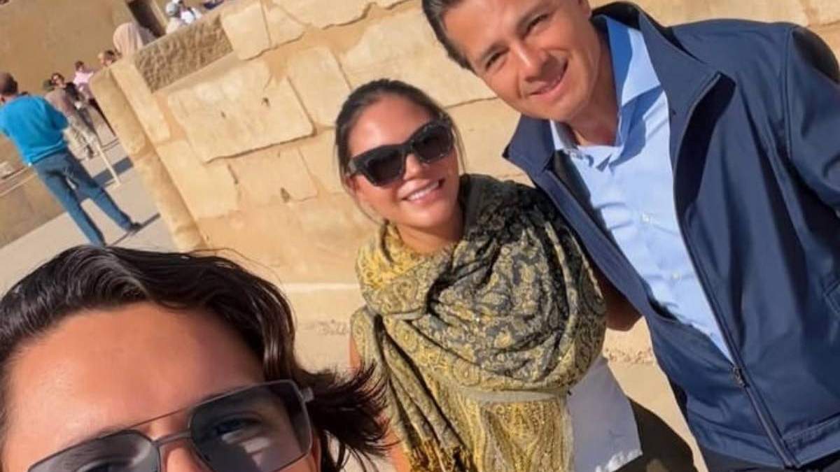 El expresidente Peña Nieto con turistas mexicanos en Karnak, Egipto