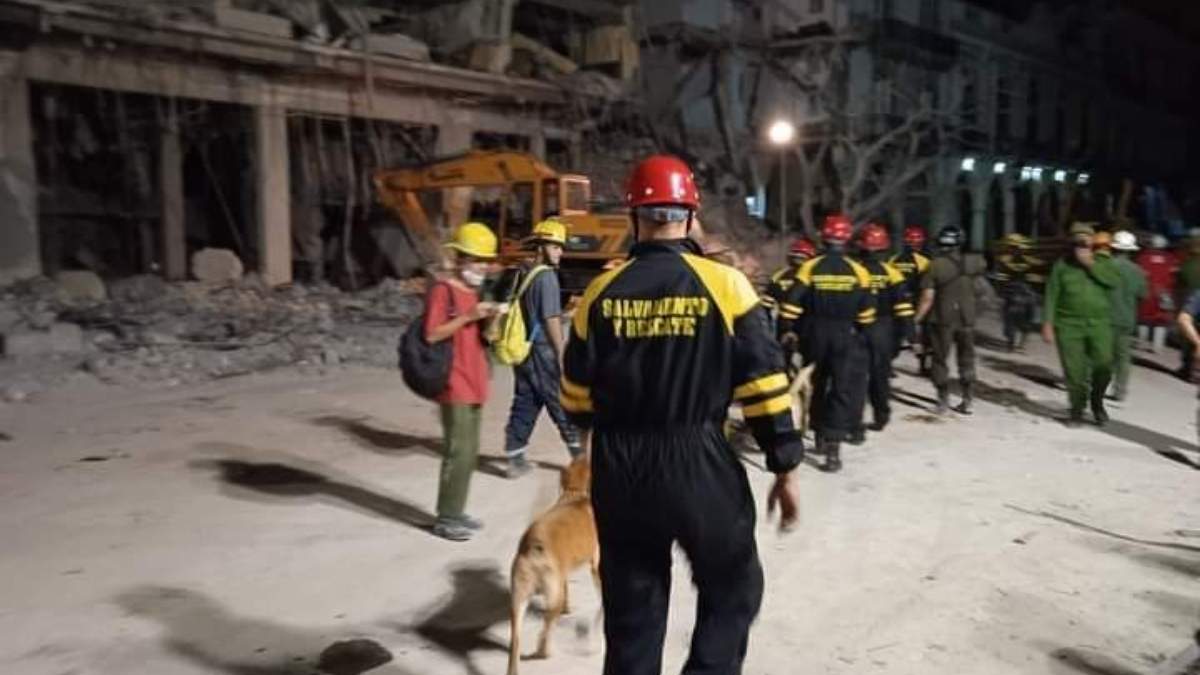 Equipos de búsqueda en las inmediaciones del Hotel Saratoga