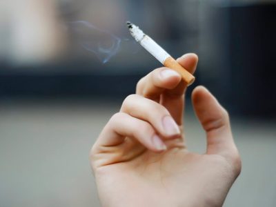 Dentistas alertan de los riesgos del tabaco y los cigarrillos electrónicos en la salud bucal