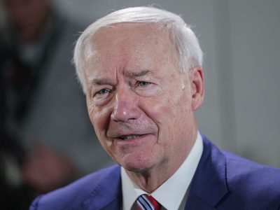 Exgobernador de Arkansas Asa Hutchinson anuncia candidatura presidencial