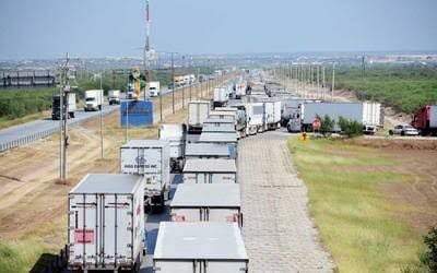 Todos los camiones y autobuses que crucen desde México en cuatro garitas fronterizas son inspeccionados