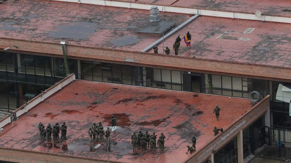 Cuerpos de seguridad de Ecuador toman control en cárcles