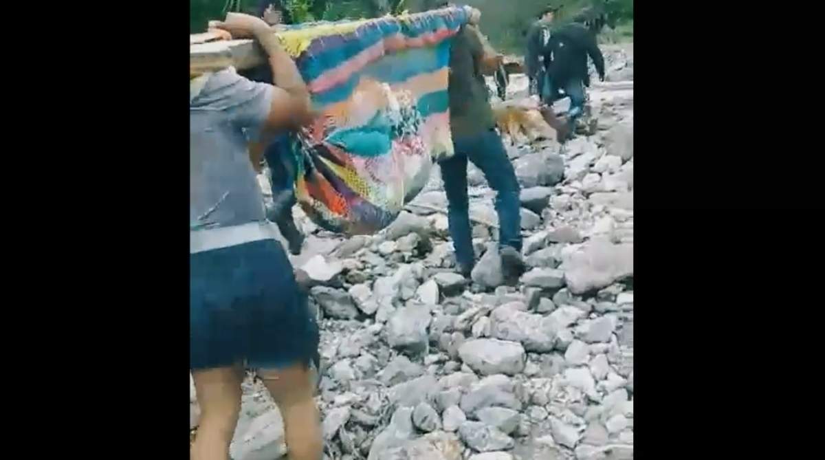 La hamaca adaptada como camilla en la que trasladaron a la mujer