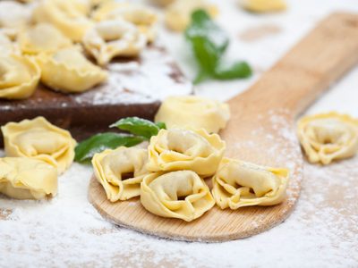 Capelletis con masa de empanada: si querés resolver el almuerzo de domingo con una idea rápida, barata y rica
