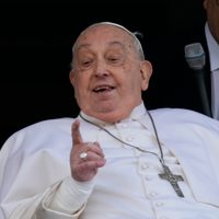 El Papa regresa al Vaticano tras 5 semanas hospitalizado por una neumonía que amenazó su vida