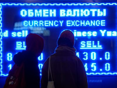 Tras seis semanas a la baja, el peso se aprecia 3.03% y el dólar se vende en 17.06 pesos