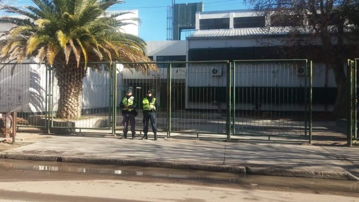 Custodia Policial en la fachada de la EPET 2. Fuente: (Facebook)